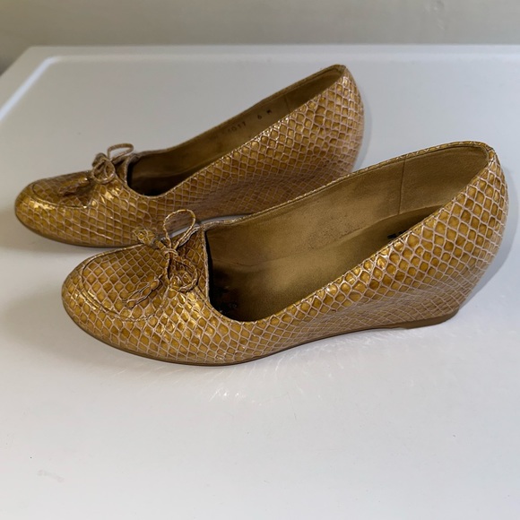 Stuart Weitzman Nude Wedge - Picture 2 of 9